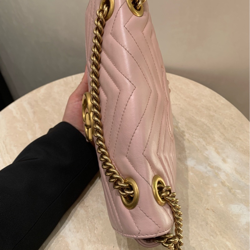 Gucci GG marmont26 櫻花粉 雙G金扣鏈條斜挎包 尺寸約26*15*9。-14