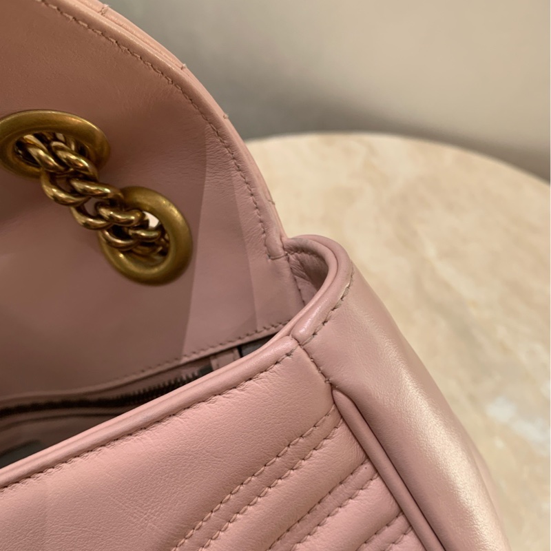 Gucci GG marmont26 櫻花粉 雙G金扣鏈條斜挎包 尺寸約26*15*9。-16