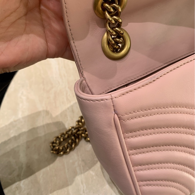 Gucci GG marmont26 櫻花粉 雙G金扣鏈條斜挎包 尺寸約26*15*9。-17