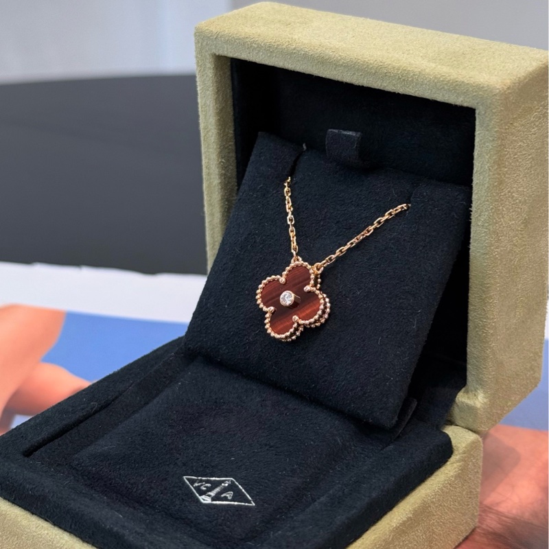 VCA 限量款玫瑰金帶鑽 牛眼石四葉草項鍊 暗紅色-1