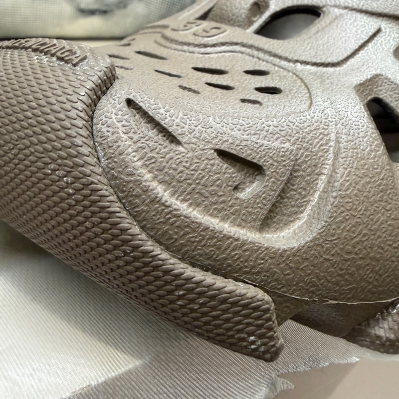 Balenciaga 咖色洞洞鞋 🤎🤎39/防塵袋-12