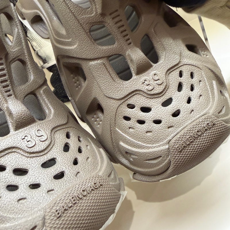 Balenciaga 咖色洞洞鞋 🤎🤎39/防塵袋-13