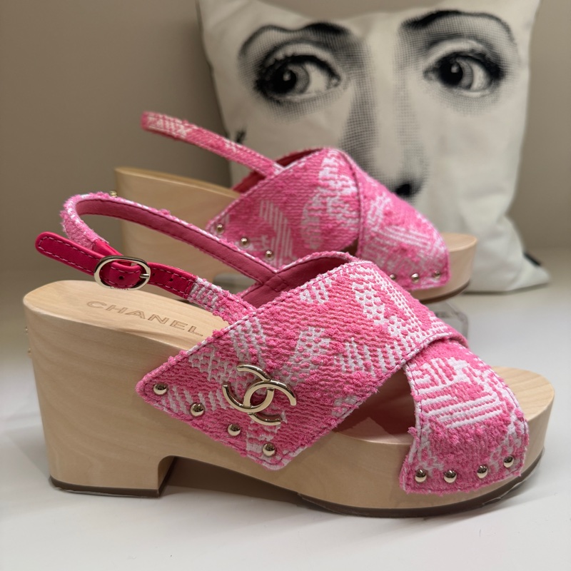 CHANEL 24c粉色LOGO木屐涼鞋 🩷40/防塵袋/全新🩷有瑕-1