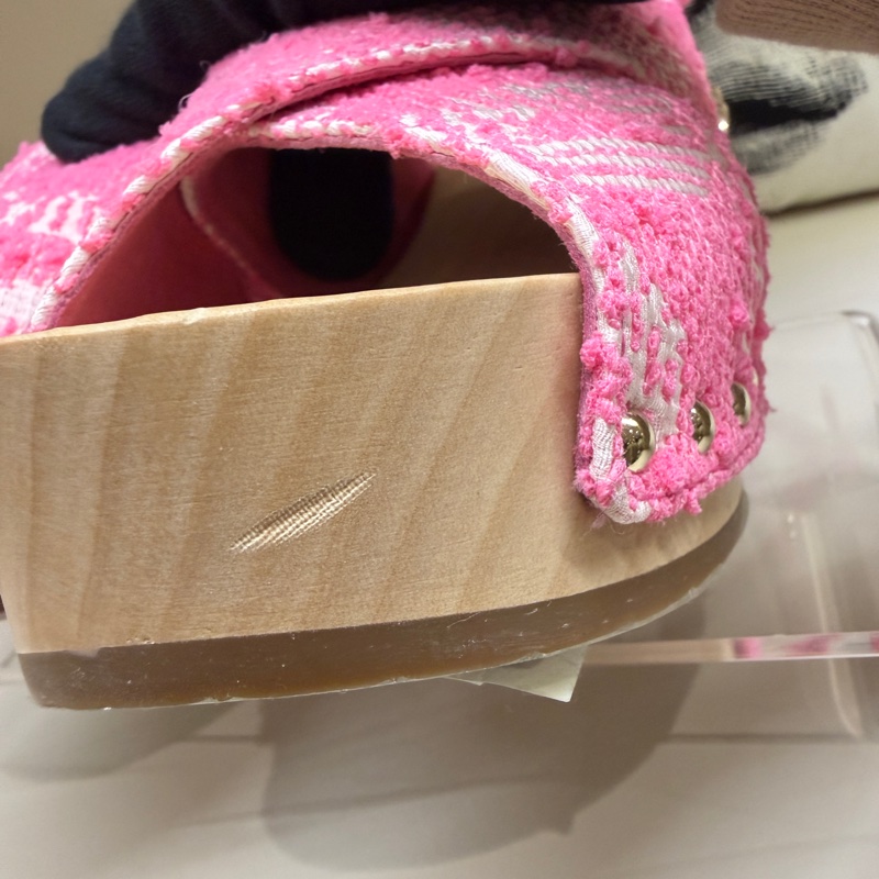 CHANEL 24c粉色LOGO木屐涼鞋 🩷40/防塵袋/全新🩷有瑕-5