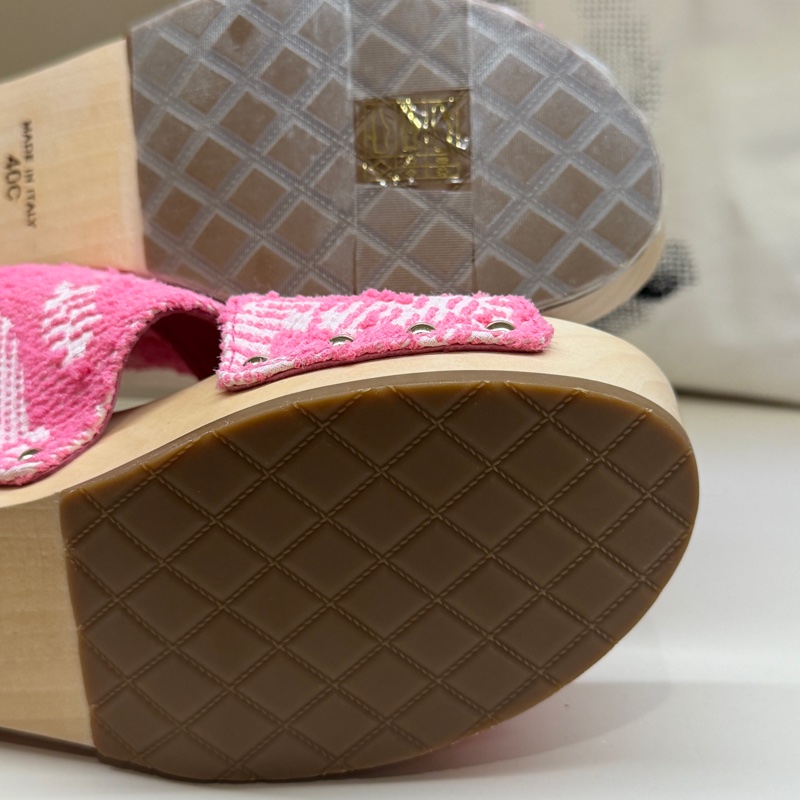 CHANEL 24c粉色LOGO木屐涼鞋 🩷40/防塵袋/全新🩷有瑕-12