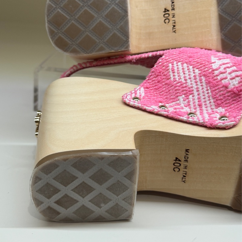 CHANEL 24c粉色LOGO木屐涼鞋 🩷40/防塵袋/全新🩷有瑕-13