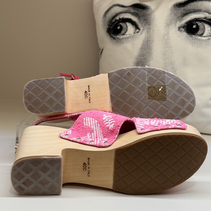 CHANEL 24c粉色LOGO木屐涼鞋 🩷40/防塵袋/全新🩷有瑕-14