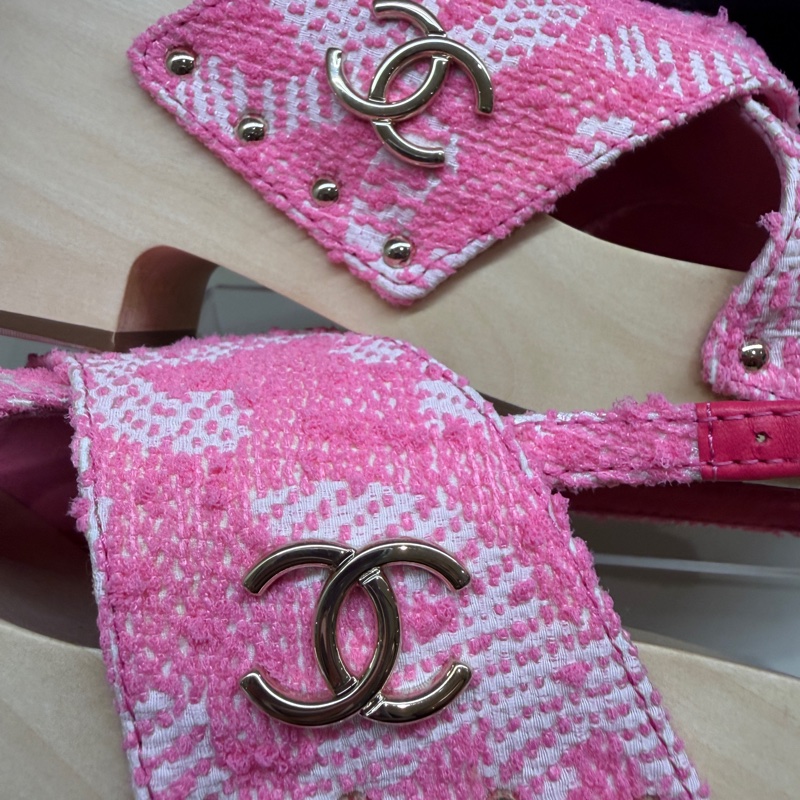 CHANEL 24c粉色LOGO木屐涼鞋 🩷40/防塵袋/全新🩷有瑕-17