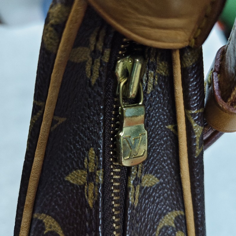 LOUIS VUITTON 牛角側背包-12