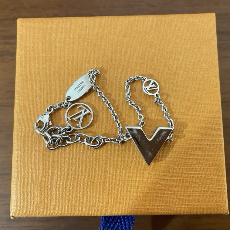 LV Essential Silver bracelet-2