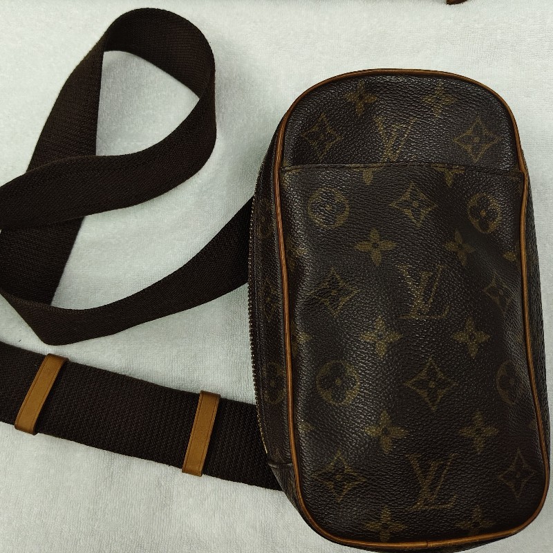 LOUIS VUITTON 傳統花色斜背腰包-8