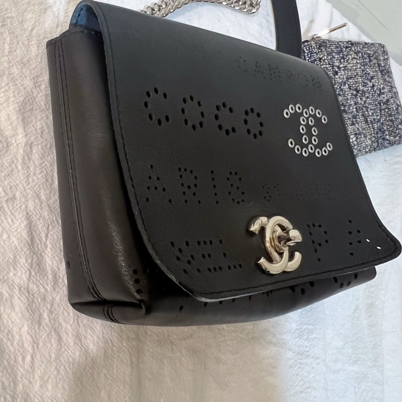 ෆ Chanel牛皮鏤空口蓋包🖤限定款🈶購證-13