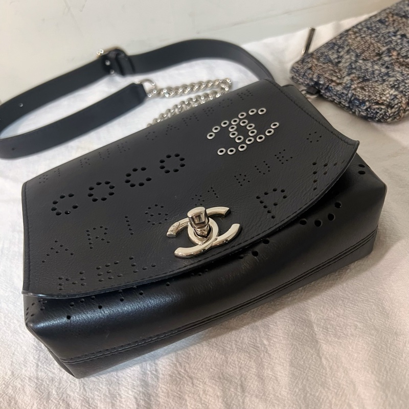 ෆ Chanel牛皮鏤空口蓋包🖤限定款🈶購證-14