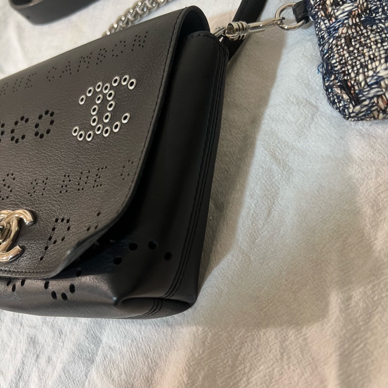 ෆ Chanel牛皮鏤空口蓋包🖤限定款🈶購證-17