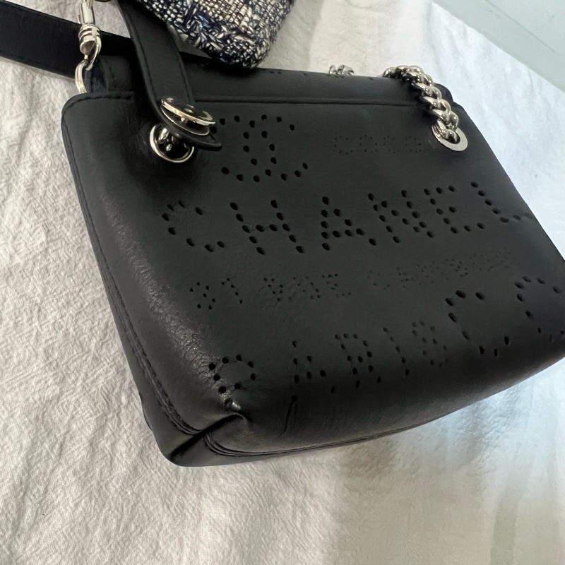 ෆ Chanel牛皮鏤空口蓋包🖤限定款🈶購證-21