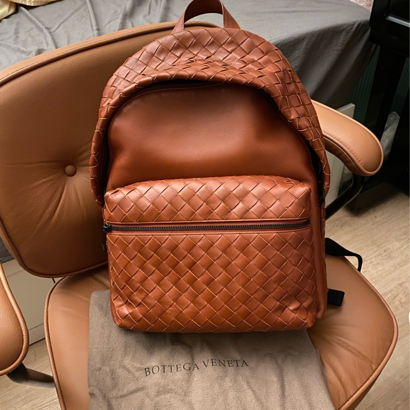 BOTTEGA VENETA 牛皮拉鍊後背包.磚紅 焦糖色-1