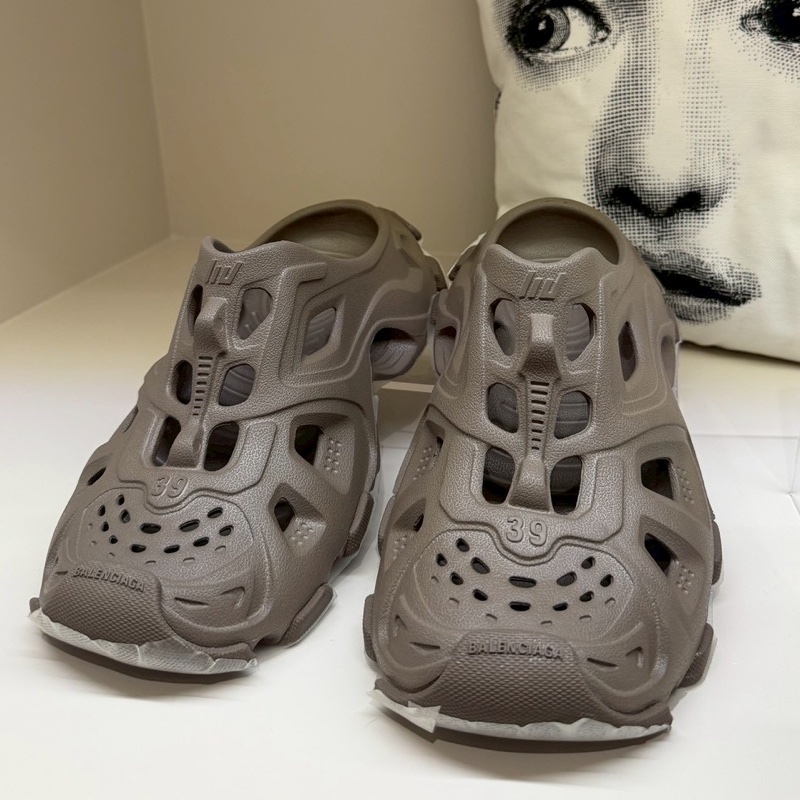 Balenciaga 巴黎世家咖色洞洞鞋 39號-0