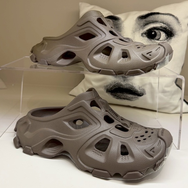 Balenciaga 巴黎世家咖色洞洞鞋 39號-1