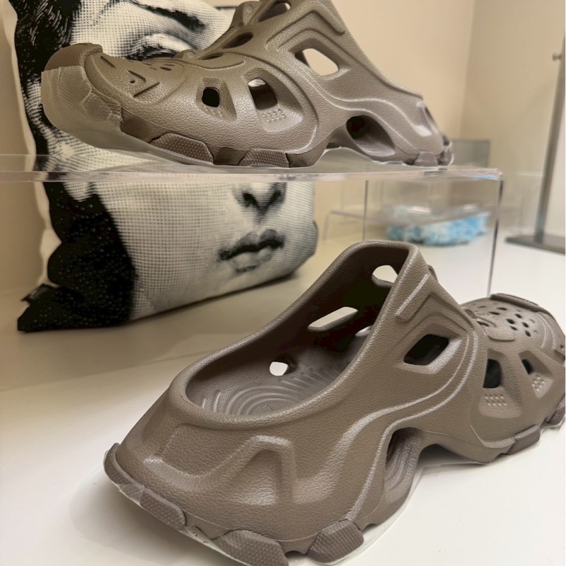 Balenciaga 巴黎世家咖色洞洞鞋 39號-3