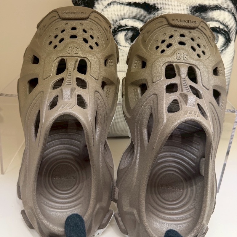 Balenciaga 巴黎世家咖色洞洞鞋 39號-4