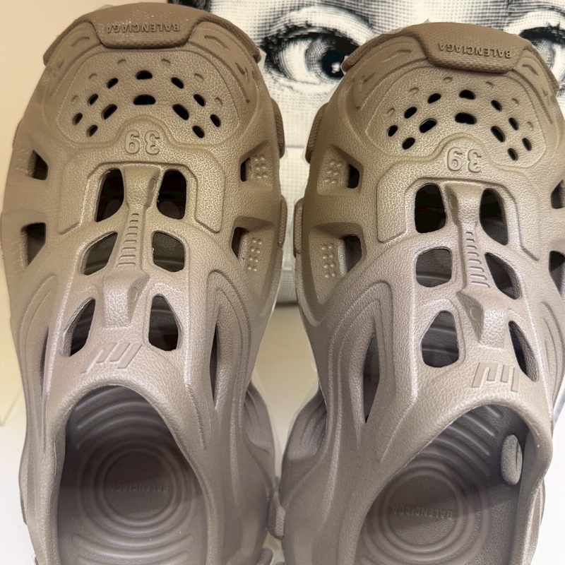 Balenciaga 巴黎世家咖色洞洞鞋 39號-5