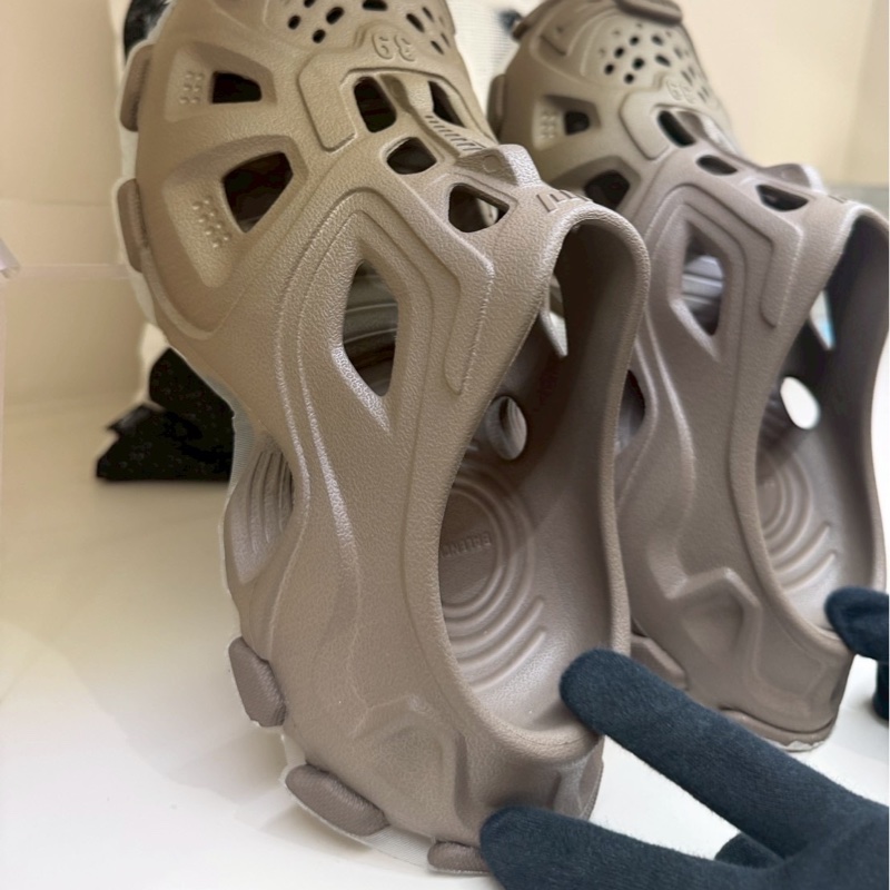 Balenciaga 巴黎世家咖色洞洞鞋 39號-6