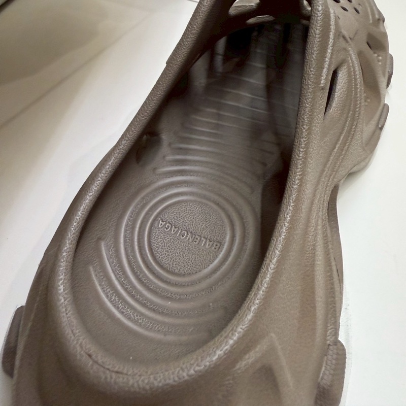 Balenciaga 巴黎世家咖色洞洞鞋 39號-8