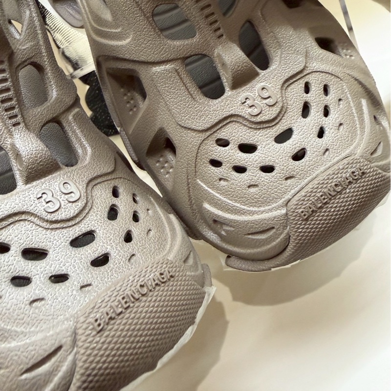 Balenciaga 巴黎世家咖色洞洞鞋 39號-10