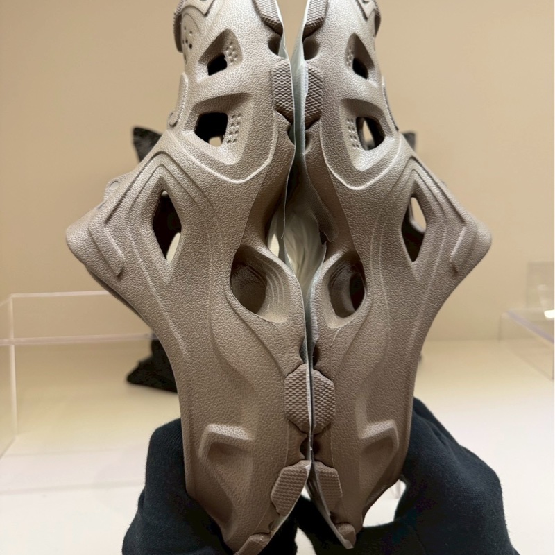 Balenciaga 巴黎世家咖色洞洞鞋 39號-14