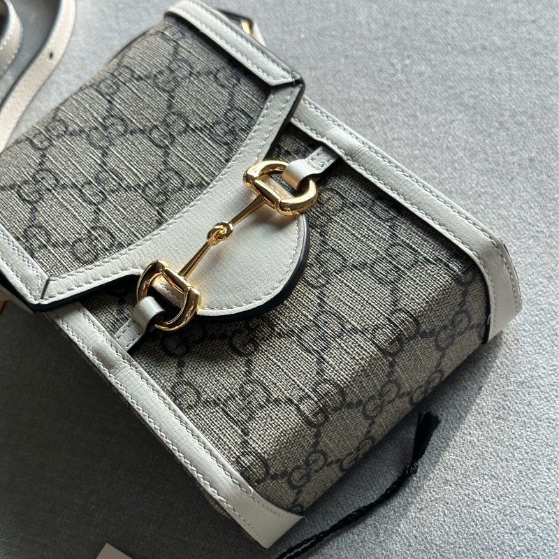 GUCCI古馳Horsebit 1955白色老花Logo馬銜扣斜背手機小包-2