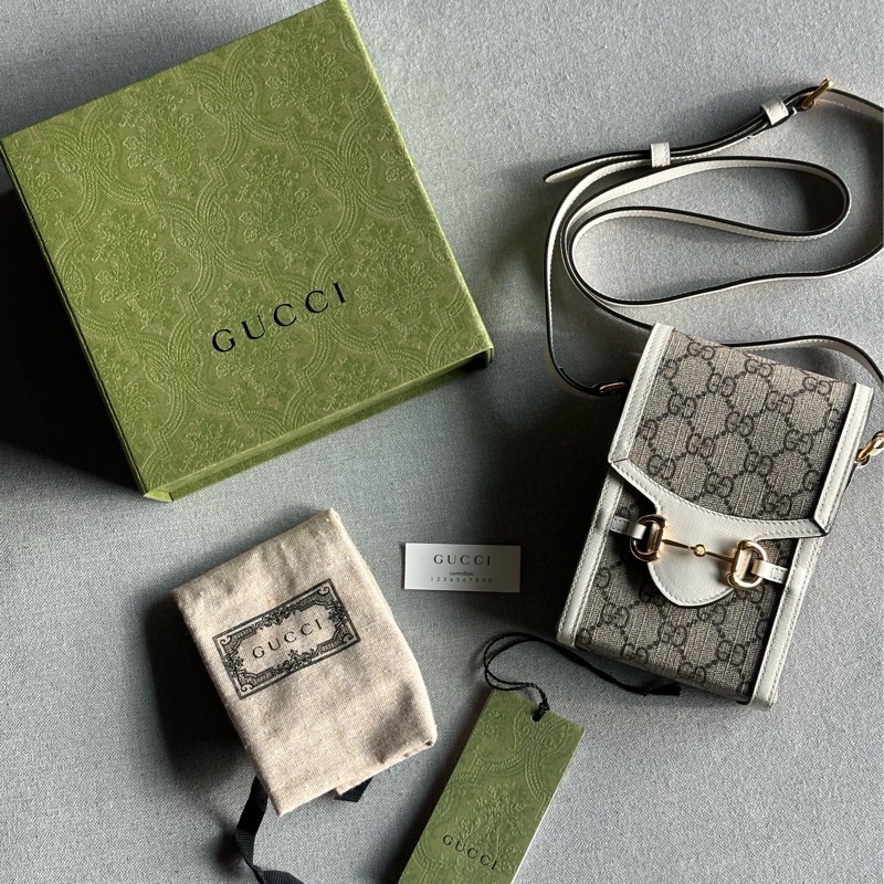 GUCCI古馳Horsebit 1955白色老花Logo馬銜扣斜背手機小包-13
