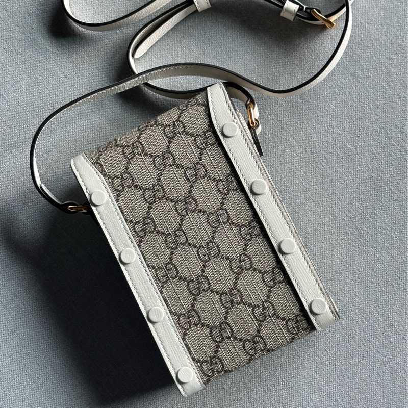 GUCCI古馳Horsebit 1955白色老花Logo馬銜扣斜背手機小包-19