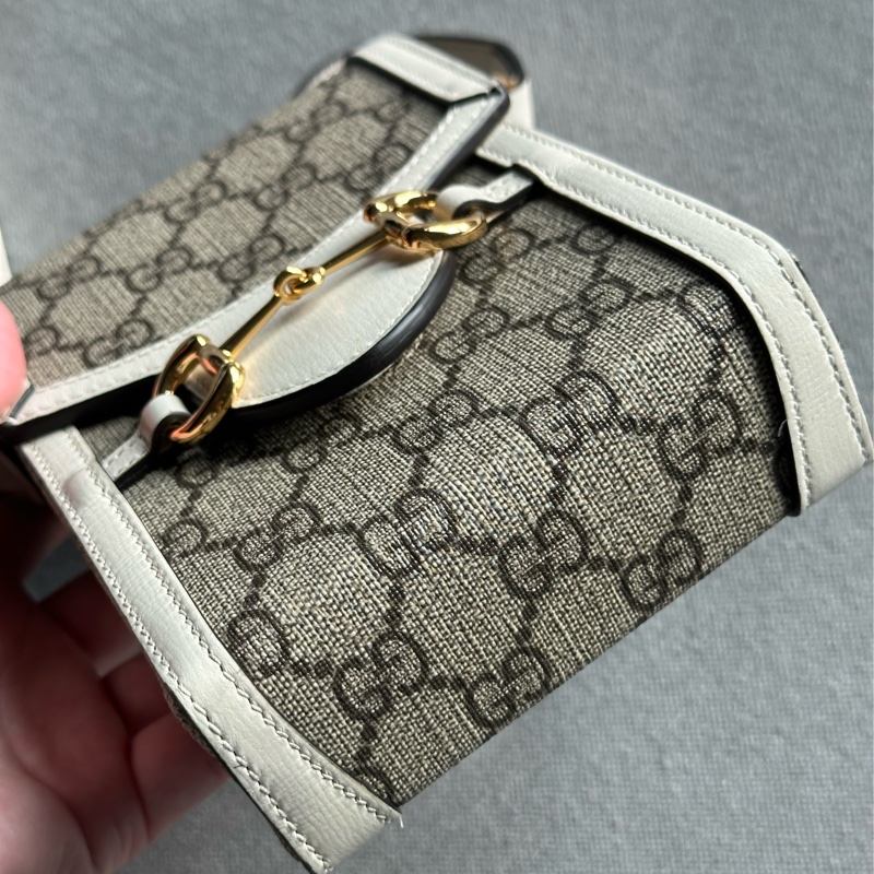 GUCCI古馳Horsebit 1955白色老花Logo馬銜扣斜背手機小包-22