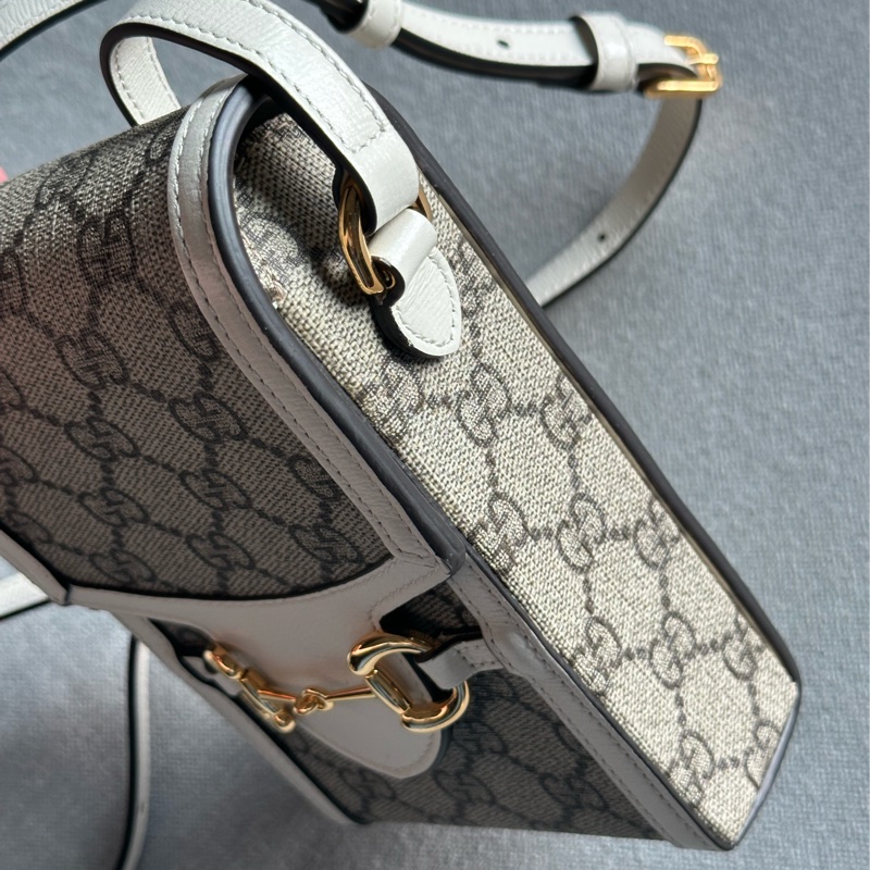 GUCCI古馳Horsebit 1955白色老花Logo馬銜扣斜背手機小包-24