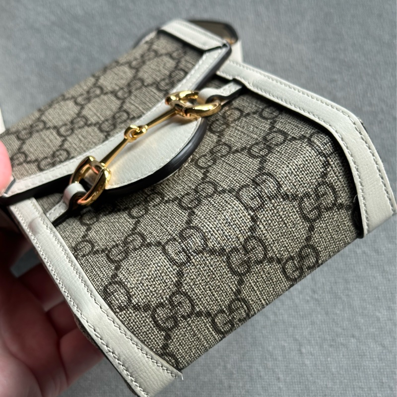 GUCCI古馳Horsebit 1955白色老花Logo馬銜扣斜背手機小包-33