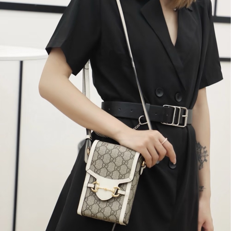 GUCCI古馳Horsebit 1955白色老花Logo馬銜扣斜背手機小包-18