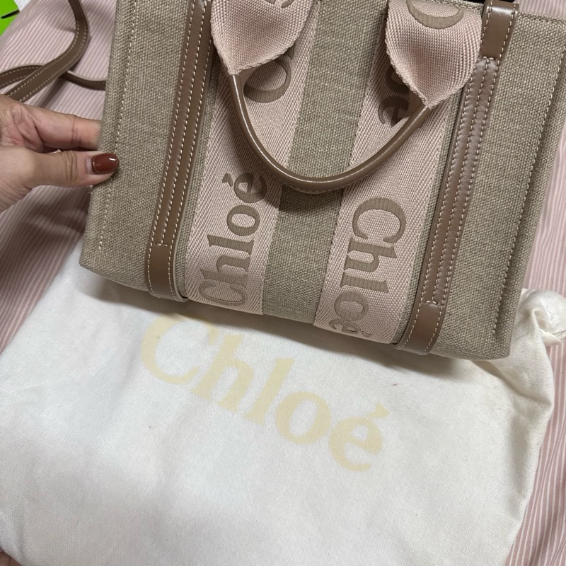 Chloe woody 刺繡款亞麻奶茶 (粉奶茶色係!)超美 很少背 近全新 代購購入的 正品保證!!可驗貨平台也會檢驗 尺寸約26*20-0