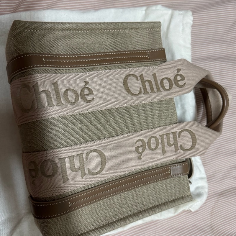 Chloe woody 刺繡款亞麻奶茶 (粉奶茶色係!)超美 很少背 近全新 代購購入的 正品保證!!可驗貨平台也會檢驗 尺寸約26*20-2