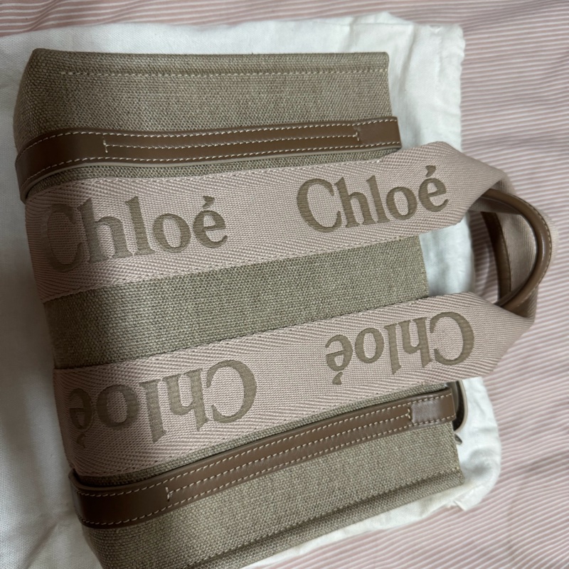 Chloe woody 刺繡款亞麻奶茶 (粉奶茶色係!)超美 很少背 近全新 代購購入的 正品保證!!可驗貨平台也會檢驗 尺寸約26*20-6