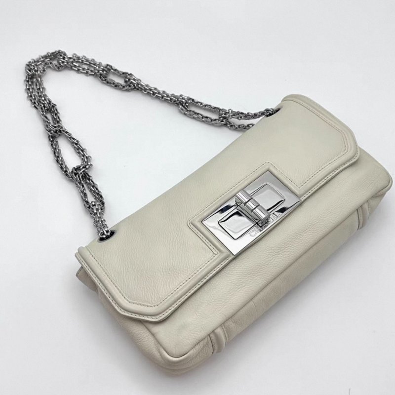 CHANEL 2.55奶油白銀大方扣肩背斜背包18*13*6 98新配件塵袋保卡-4