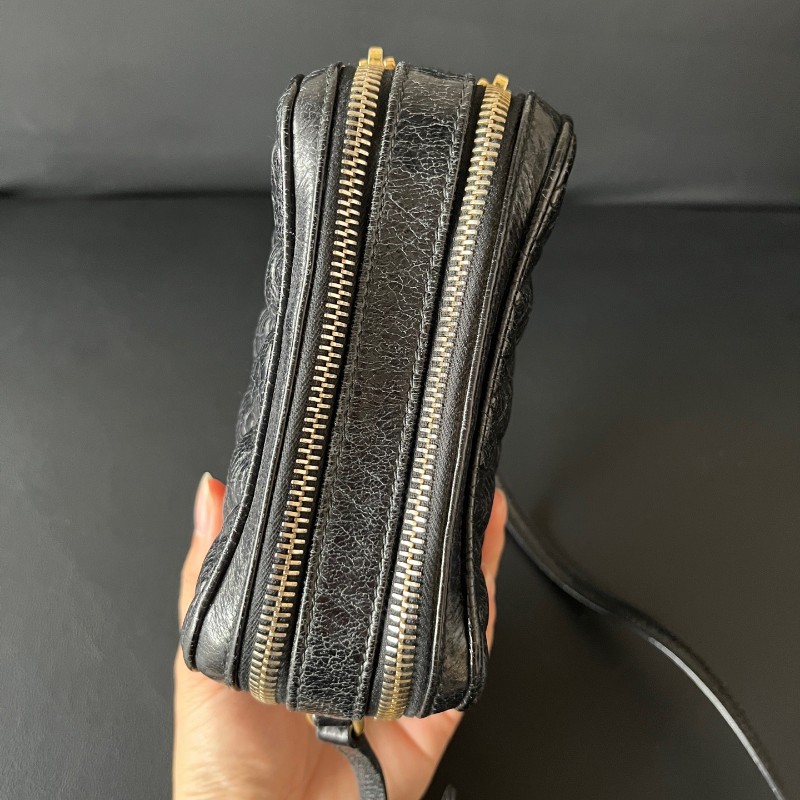 MIU MIU 黑色油蠟皮相機包 斜背包肩背包-3