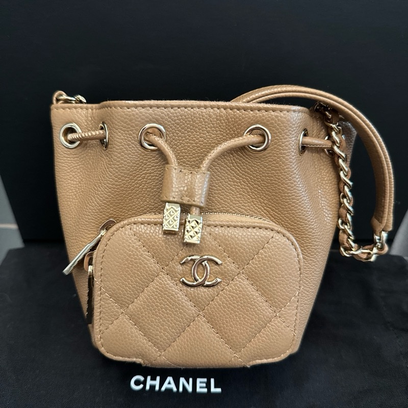 CHANEL香奈兒 經典雙C LOGO菱格粒紋牛皮抽繩斜背迷你水桶包(奶茶色)-0