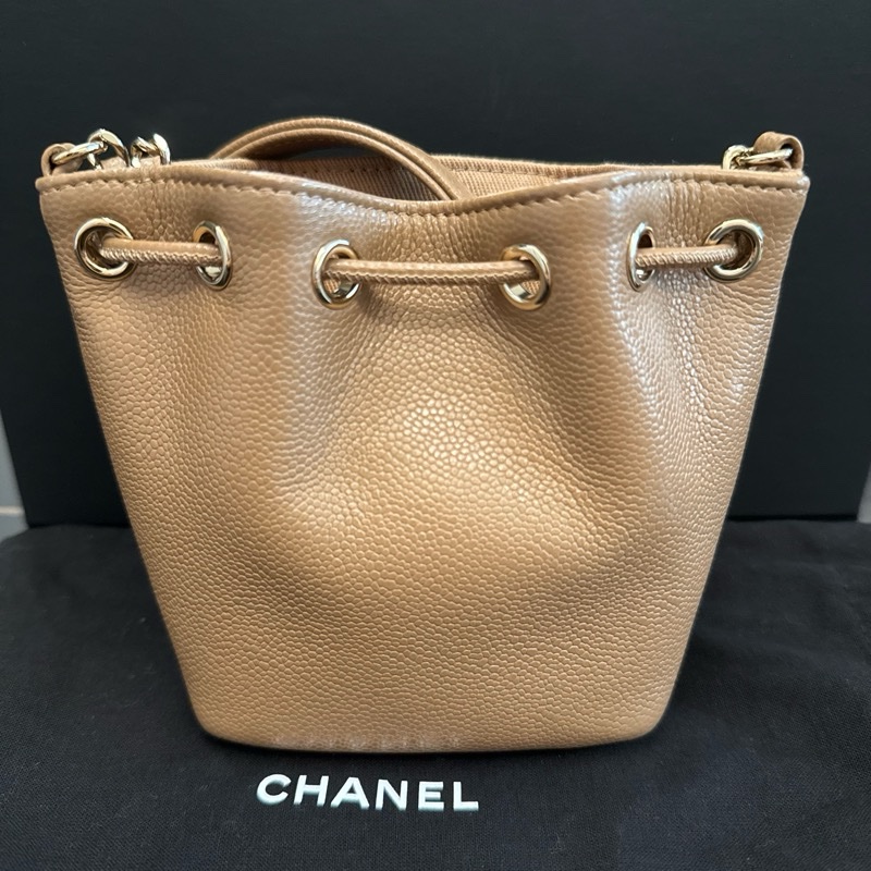 CHANEL香奈兒 經典雙C LOGO菱格粒紋牛皮抽繩斜背迷你水桶包(奶茶色)-1