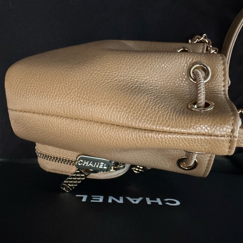 CHANEL香奈兒 經典雙C LOGO菱格粒紋牛皮抽繩斜背迷你水桶包(奶茶色)-6