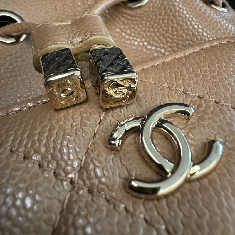 CHANEL香奈兒 經典雙C LOGO菱格粒紋牛皮抽繩斜背迷你水桶包(奶茶色)-7