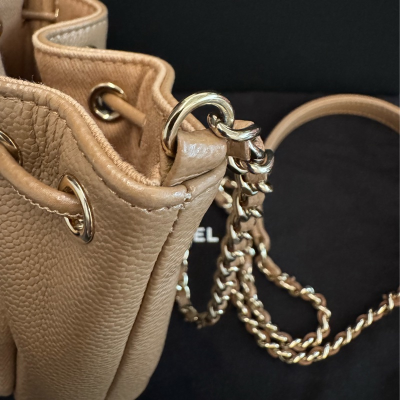 CHANEL香奈兒 經典雙C LOGO菱格粒紋牛皮抽繩斜背迷你水桶包(奶茶色)-9