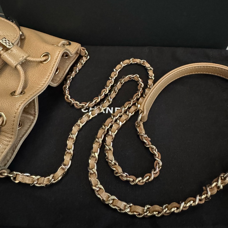 CHANEL香奈兒 經典雙C LOGO菱格粒紋牛皮抽繩斜背迷你水桶包(奶茶色)-10