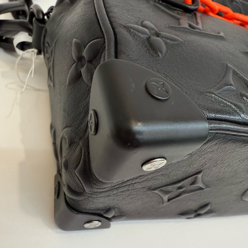 Louis Vuitton/路易威登黑色全皮老花浮雕橙色鏈條軟盒子 斜背包 晶片款-13