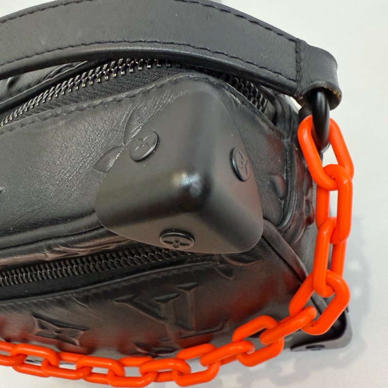 Louis Vuitton/路易威登黑色全皮老花浮雕橙色鏈條軟盒子 斜背包 晶片款-18