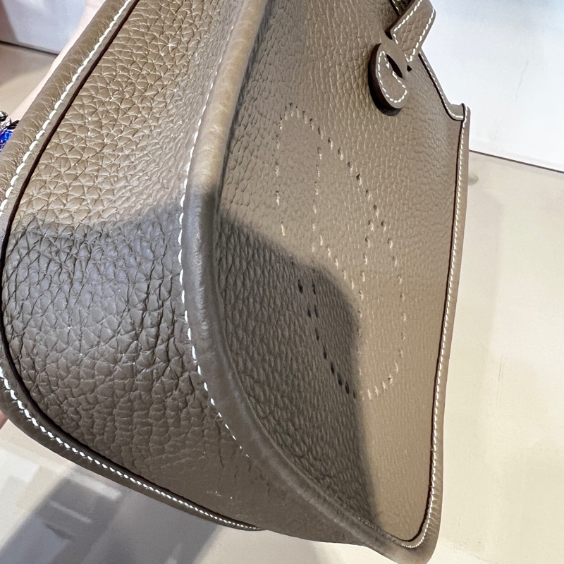 Hermes 大象灰T/C皮Mini Evelyne 金釦藍背帶-3